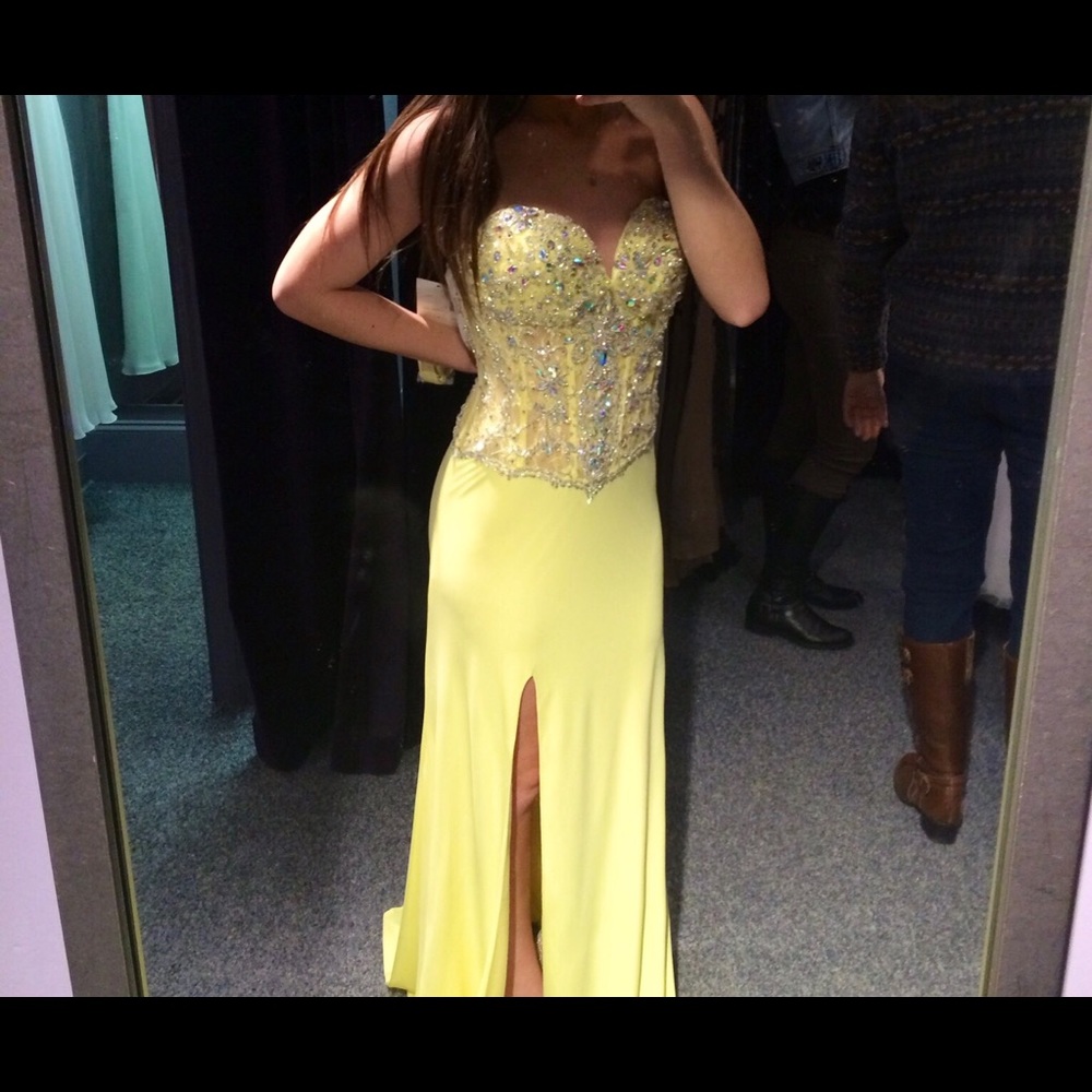 Jovani Prom Dress; yellow; size 2